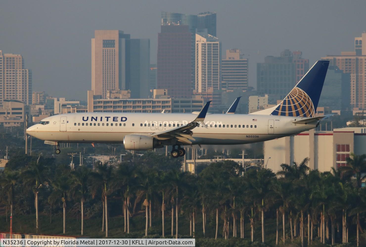 N35236, 1999 Boeing 737-824 C/N 28801, United 737-824