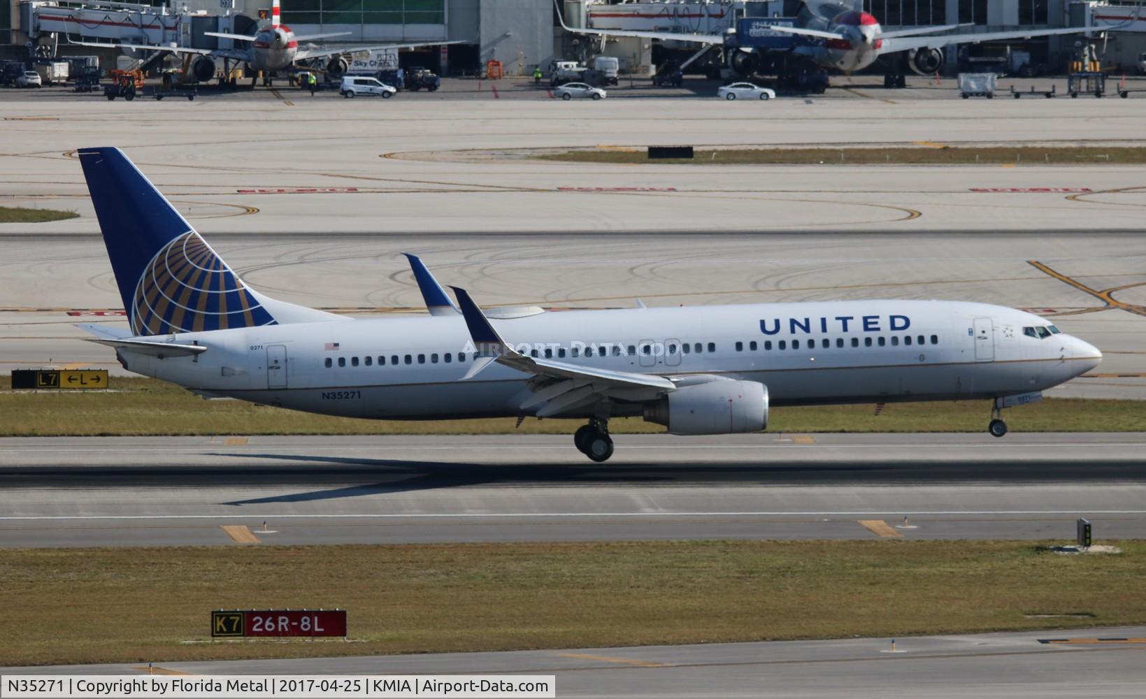 N35271, 2001 Boeing 737-824 C/N 31589, United 737-824