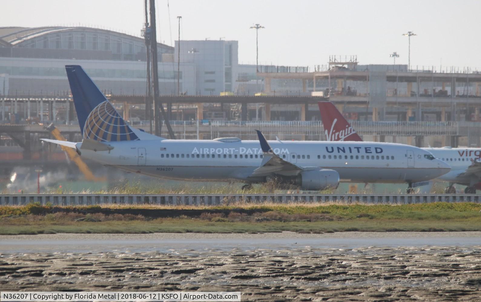 N36207, 2000 Boeing 737-824 C/N 30579, United 737-824