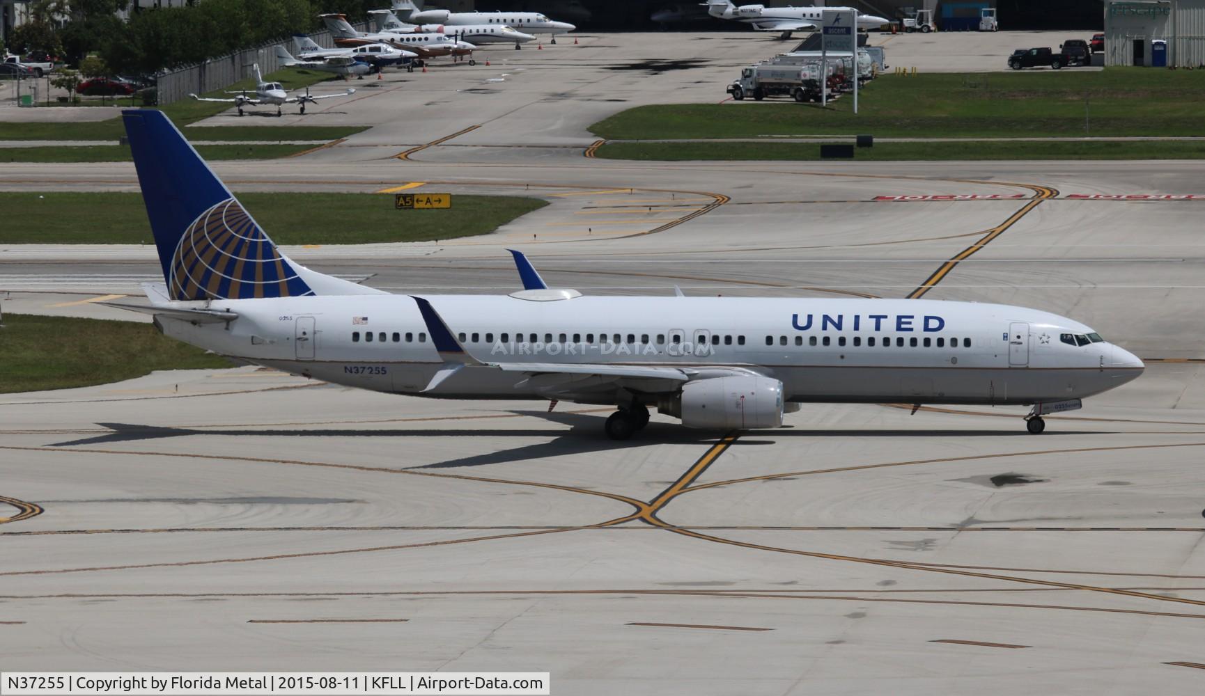 N37255, 2000 Boeing 737-824 C/N 30610, United 737-824
