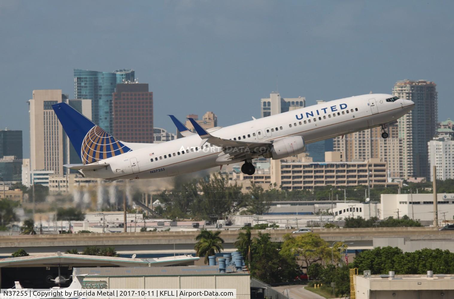 N37255, 2000 Boeing 737-824 C/N 30610, United 737-824