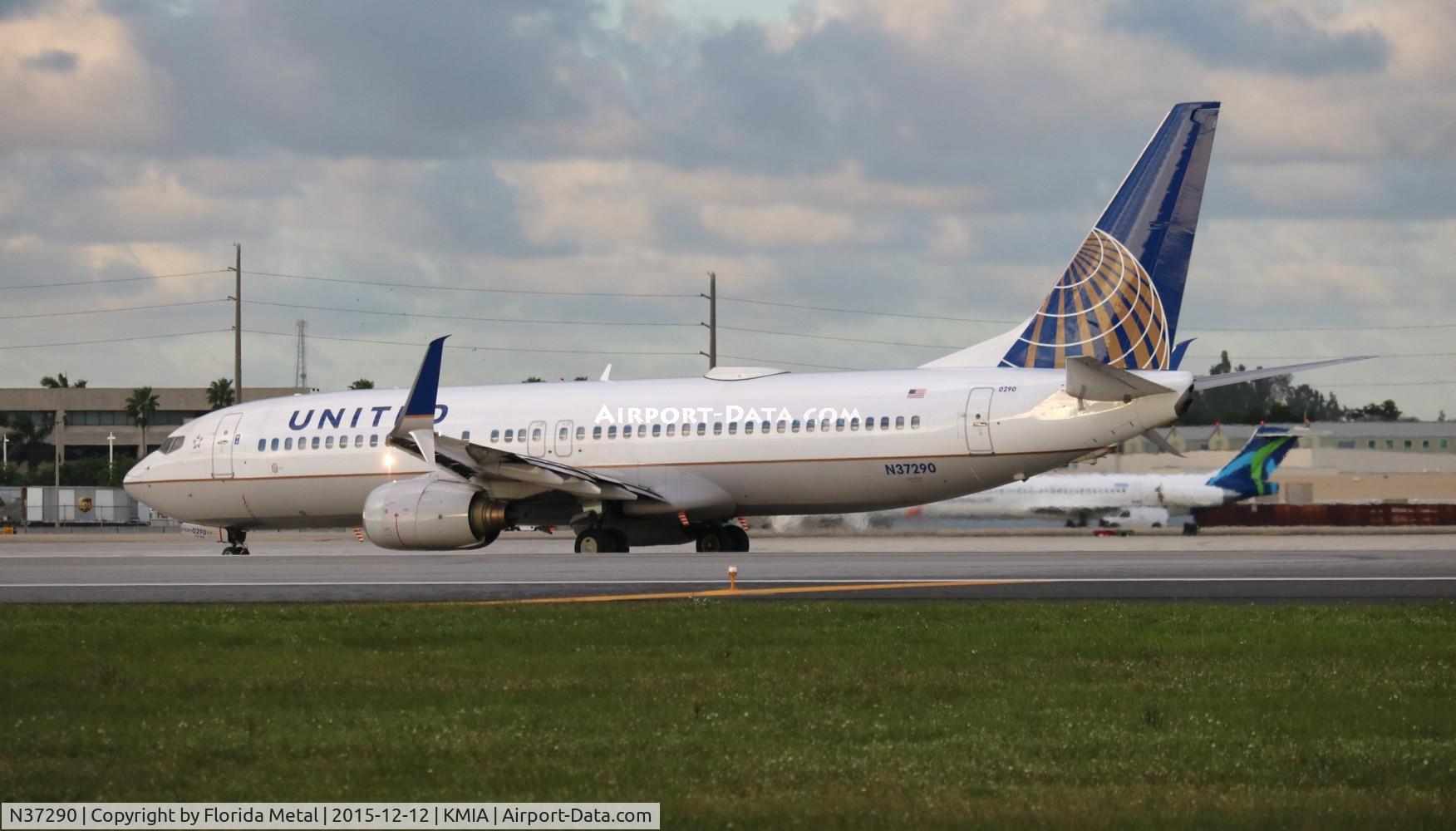 N37290, 2004 Boeing 737-824 C/N 31601, United 737-824