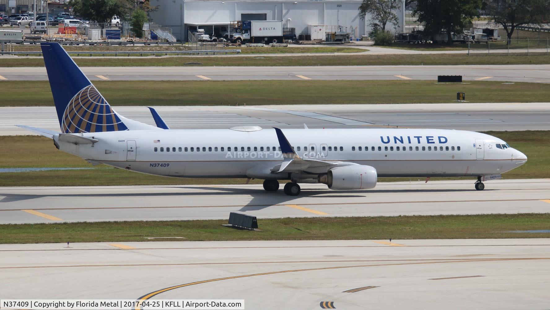 N37409, 2001 Boeing 737-924 C/N 30126, United 737-924