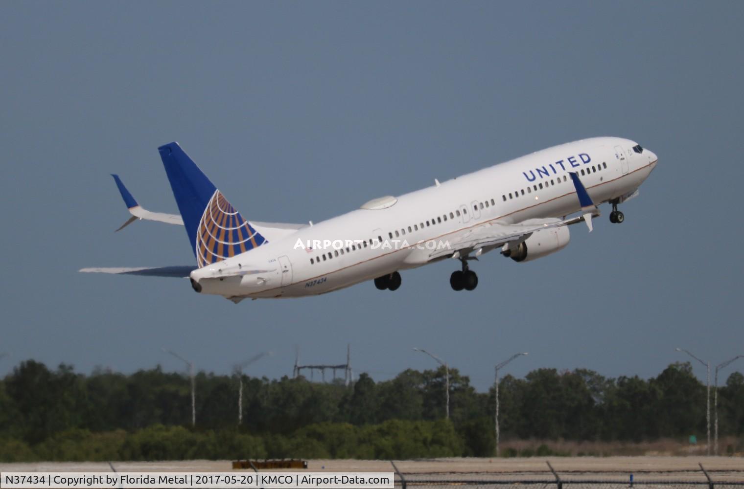 N37434, 2009 Boeing 737-924/ER C/N 33528, United 737-924