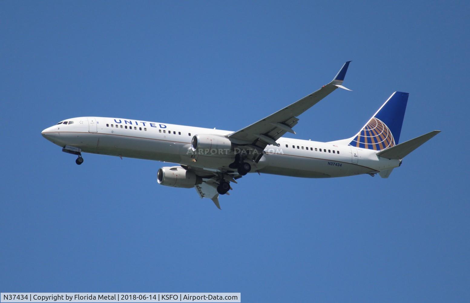 N37434, 2009 Boeing 737-924/ER C/N 33528, United 737-924