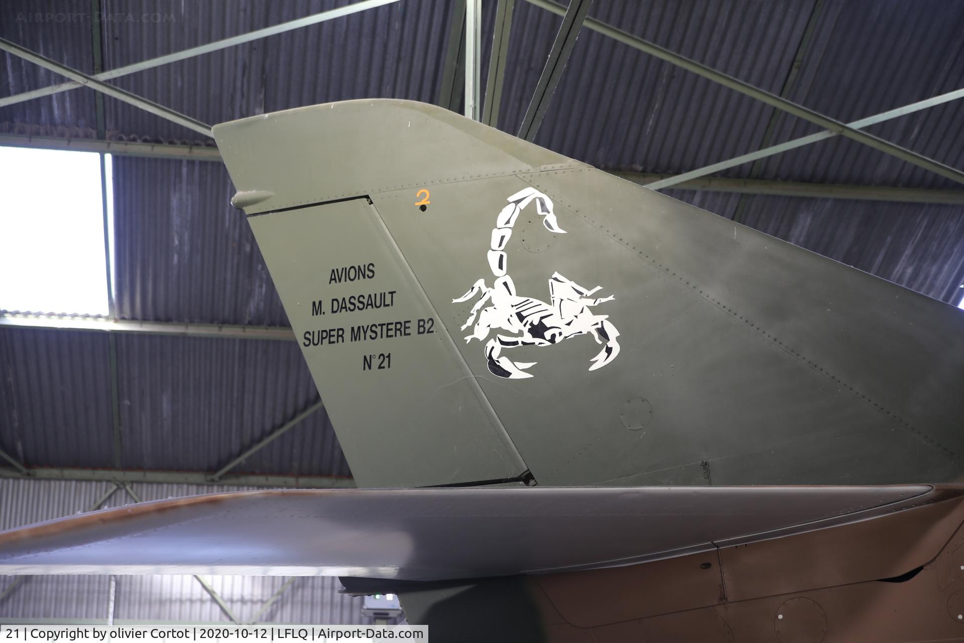 21, Dassault Super Mystere B.2 C/N 21, view on the tail and the squadron insigna