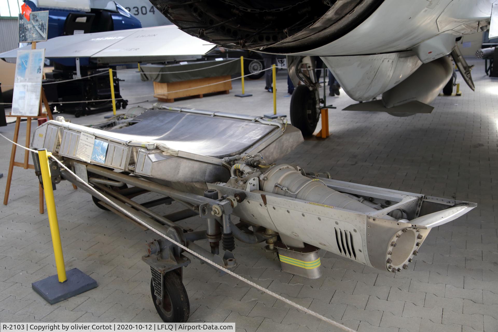 R-2103, Dassault Mirage IIIRS C/N 17-26-135/1028, the JATO pod