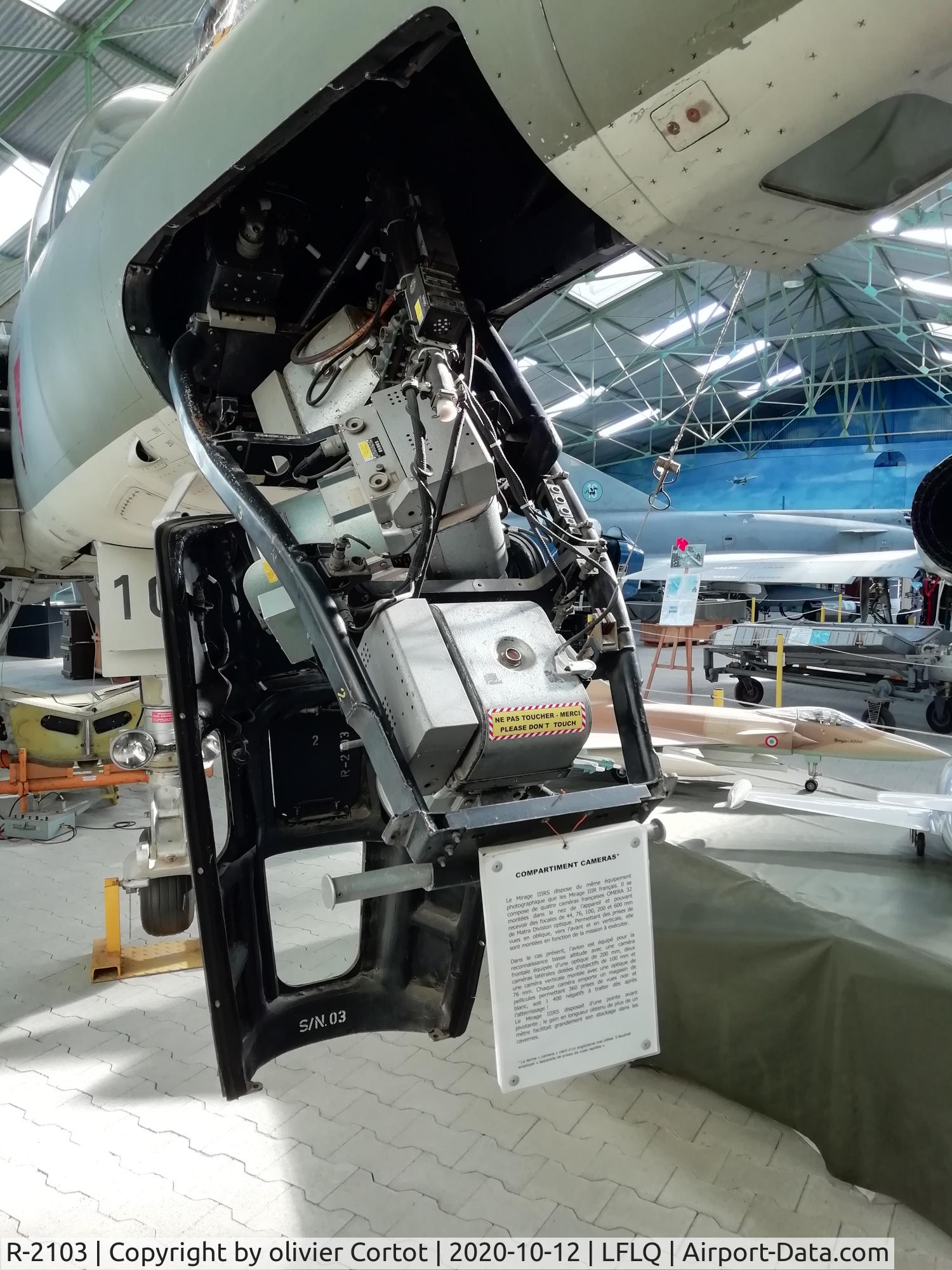 R-2103, Dassault Mirage IIIRS C/N 17-26-135/1028, the camera bay