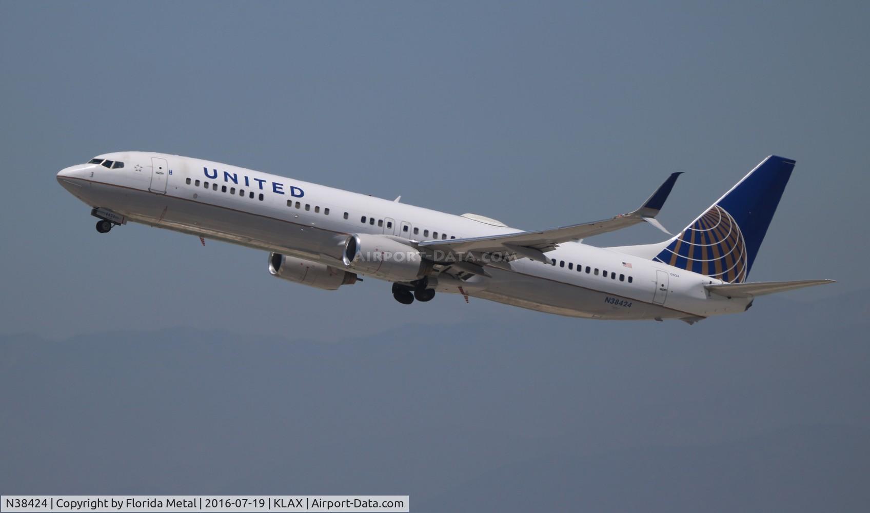 N38424, 2008 Boeing 737-924/ER C/N 37095, United 737-924