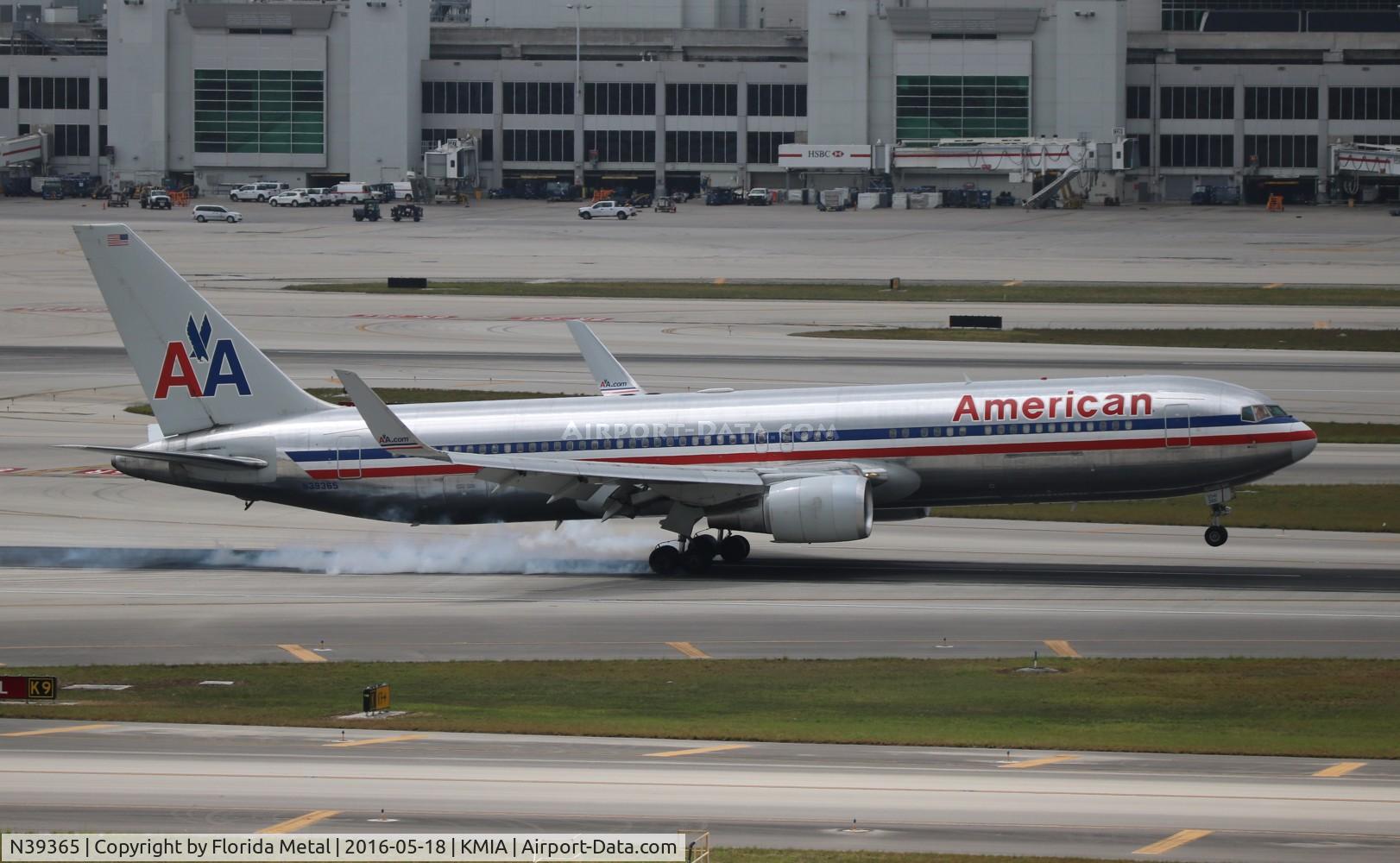 N39365, 1988 Boeing 767-323 C/N 24046, American