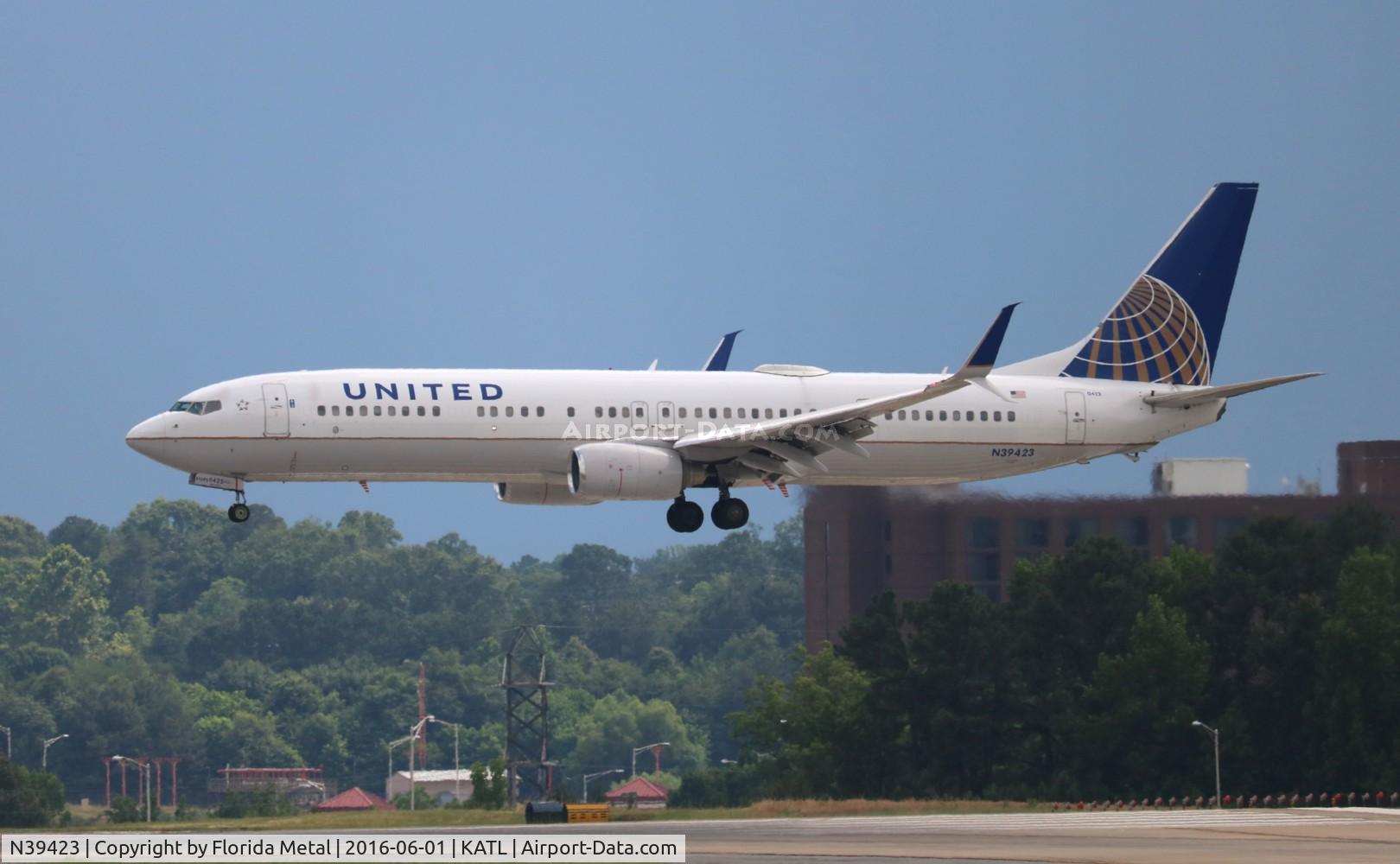 N39423, 2008 Boeing 737-924/ER C/N 32829, United 737-924
