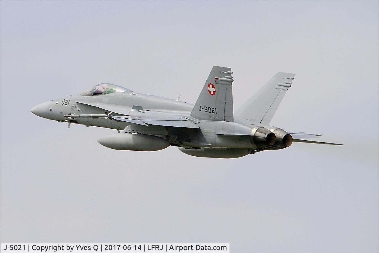 J-5021, McDonnell Douglas F/A-18C Hornet C/N 1370/SFC021, McDonnell Douglas FA-18C Hornet, Take off rwy 26, Landivisiau Naval Air Base (LFRJ) Tiger Meet 2017