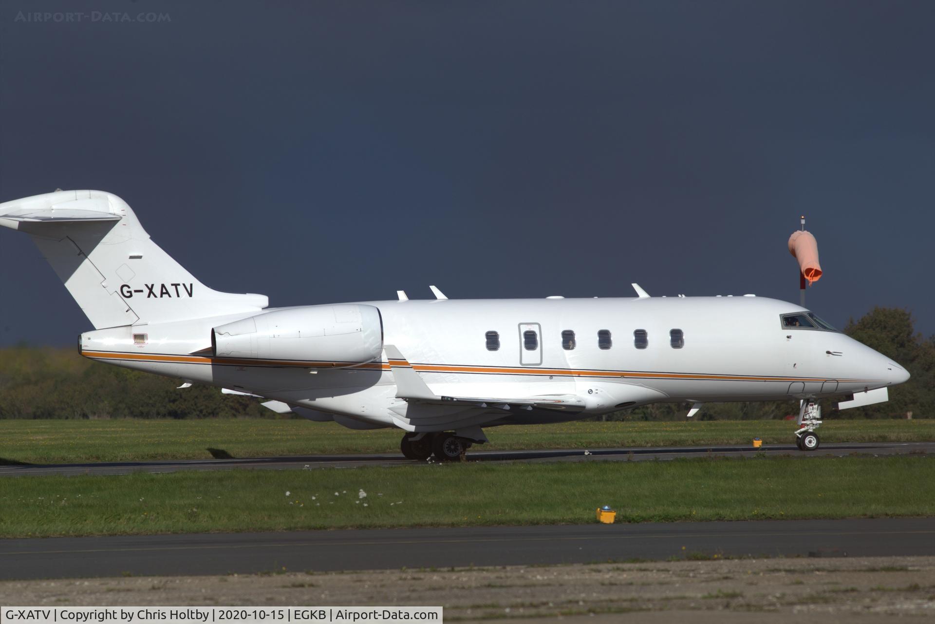 G-XATV, 2004 Bombardier Challenger 300 (BD-100-1A10) C/N 20030, Taxiing to the Bombardier terminal at Biggin Hill
