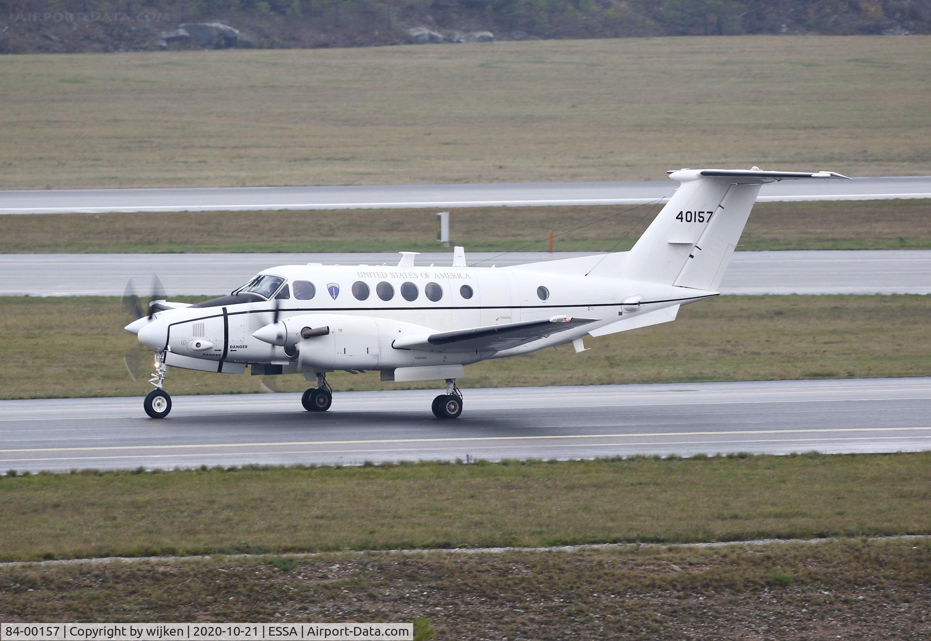 84-00157, 1984 Beech C-12U-3 (200 Super King Air) Huron C/N BL-87, Taxiway