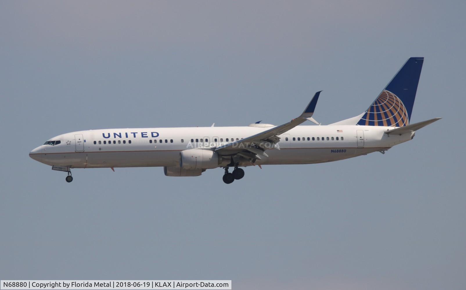N68880, 2015 Boeing 737-924/ER C/N 42199, United 737-924