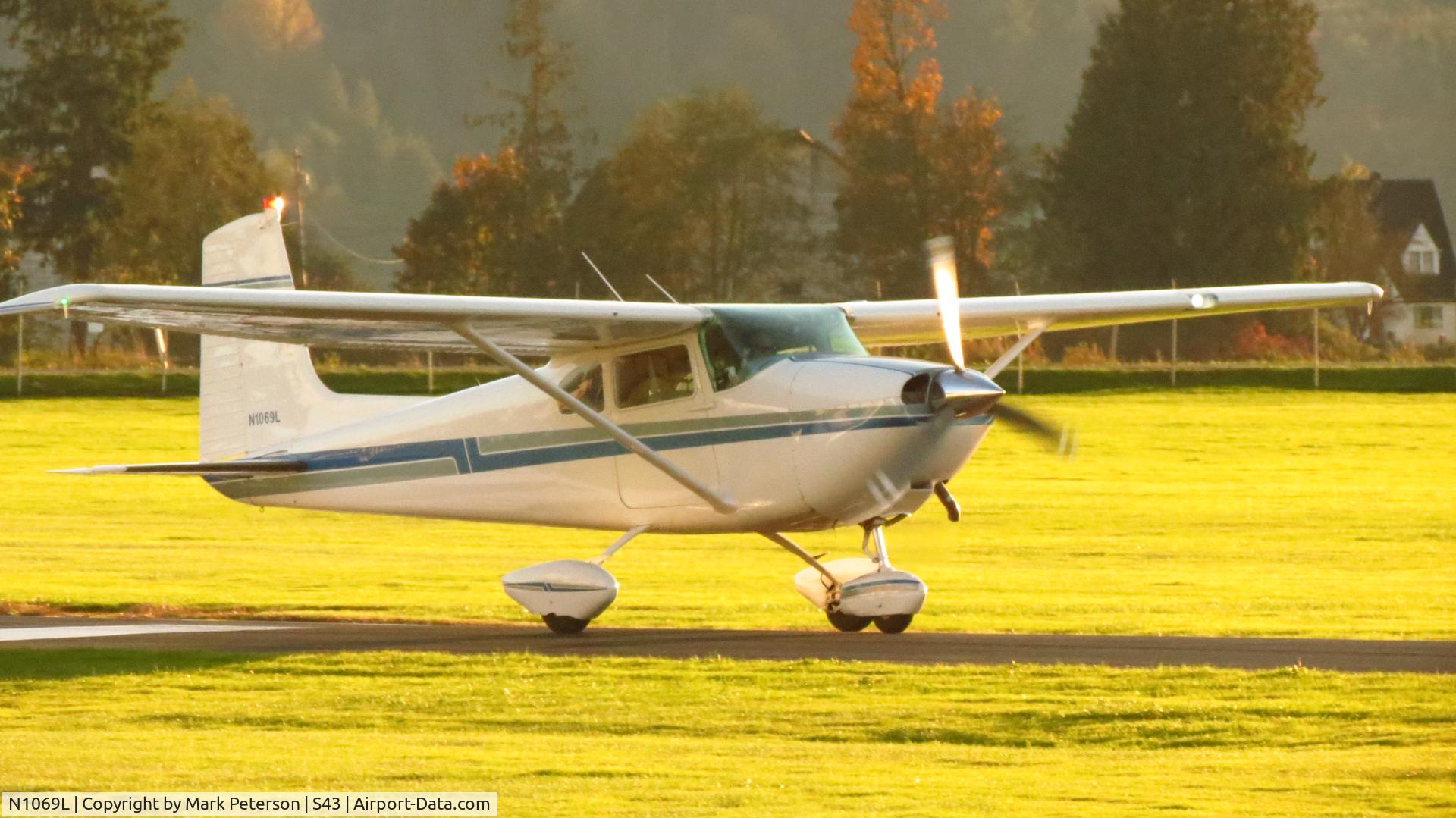 N1069L, 1956 Cessna 182 Skylane C/N 33633, Landing at Harvey