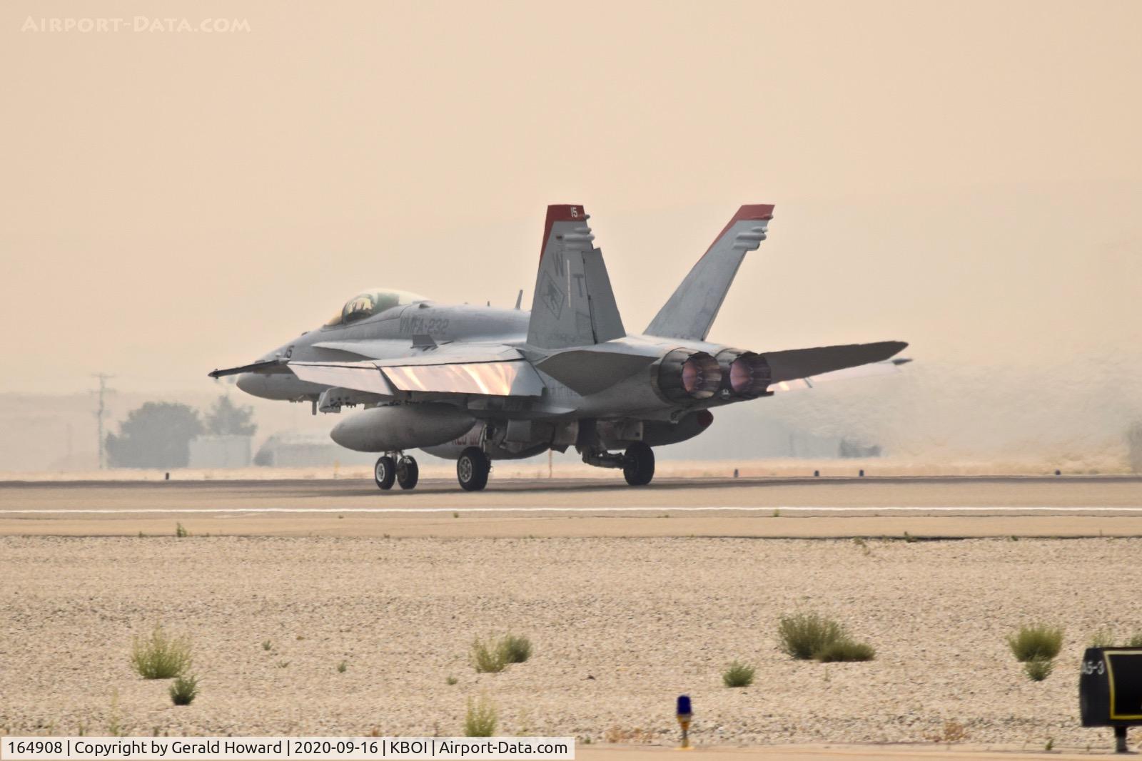 164908, McDonnell Douglas F/A-18C C/N 1240/C367, Take off from 10L. FMFA-232 