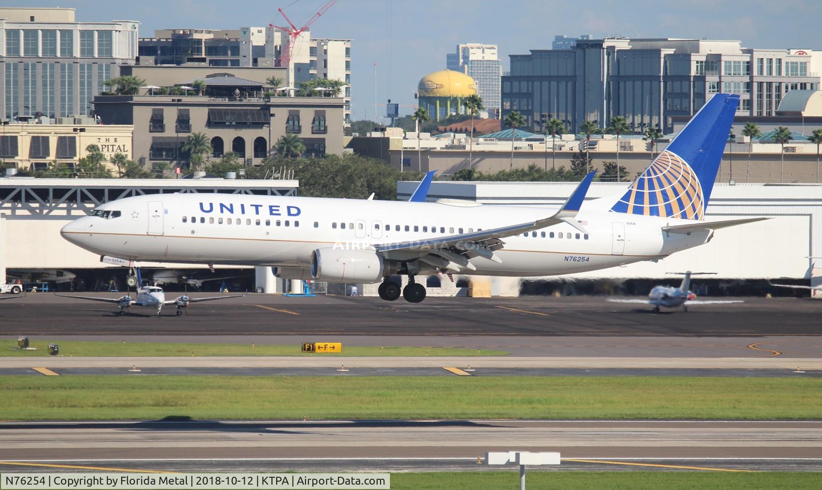 N76254, 2000 Boeing 737-824 C/N 30779, United 737-824
