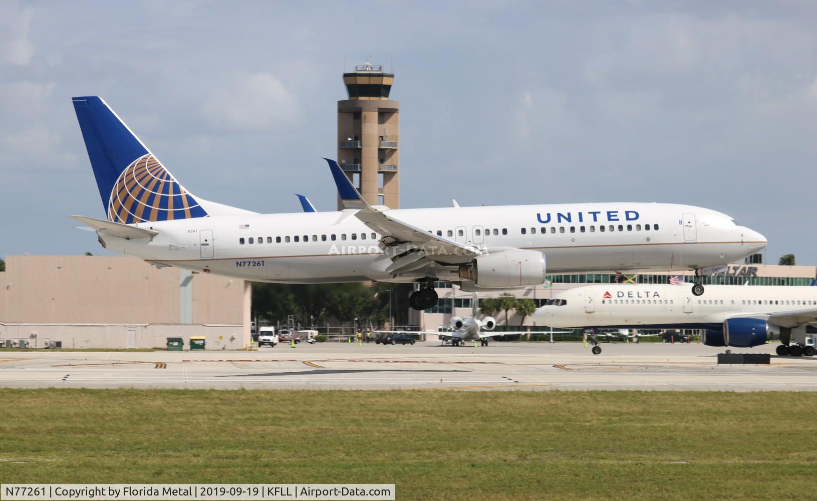 N77261, 2001 Boeing 737-824 C/N 31582, United 737-824
