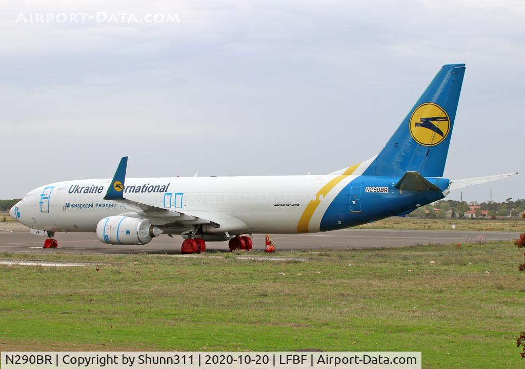 N290BR, 1999 Boeing 737-85R C/N 29040, Parked...