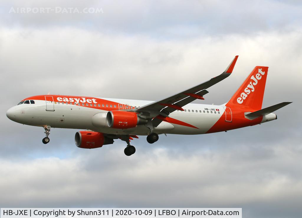HB-JXE, 2013 Airbus A320-214 C/N 5785, Landing rwy 32L in new c/s
