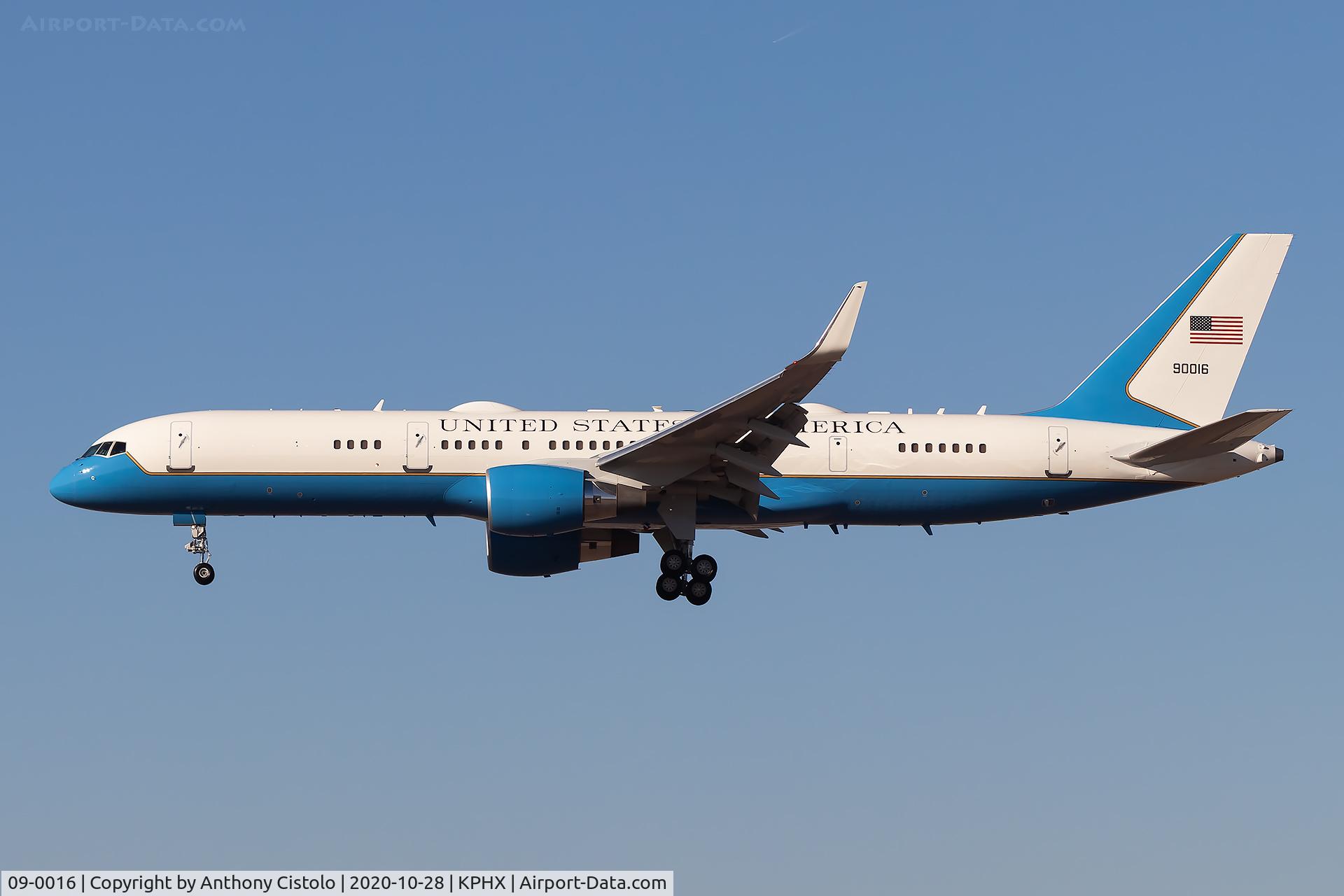 09-0016, 1996 Boeing 757-2Q8 C/N 28160, 09-0016 on final for runway 25L at KPHX, supporting POTUS.