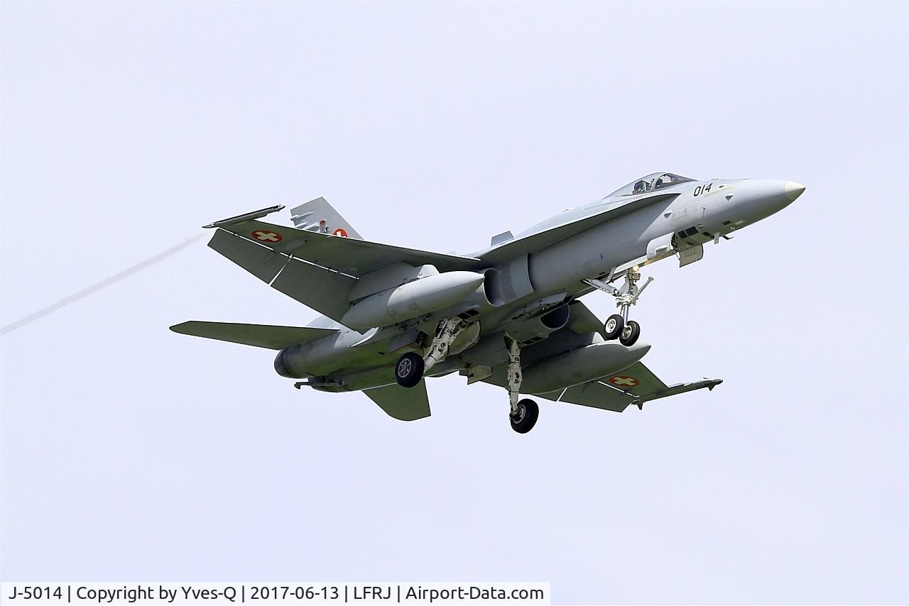 J-5014, McDonnell Douglas F/A-18C Hornet C/N 1359, McDonnell Douglas FA-18C Hornet, Short approach rwy 08, Landivisiau Naval Air Base (LFRJ) Tiger Meet 2017