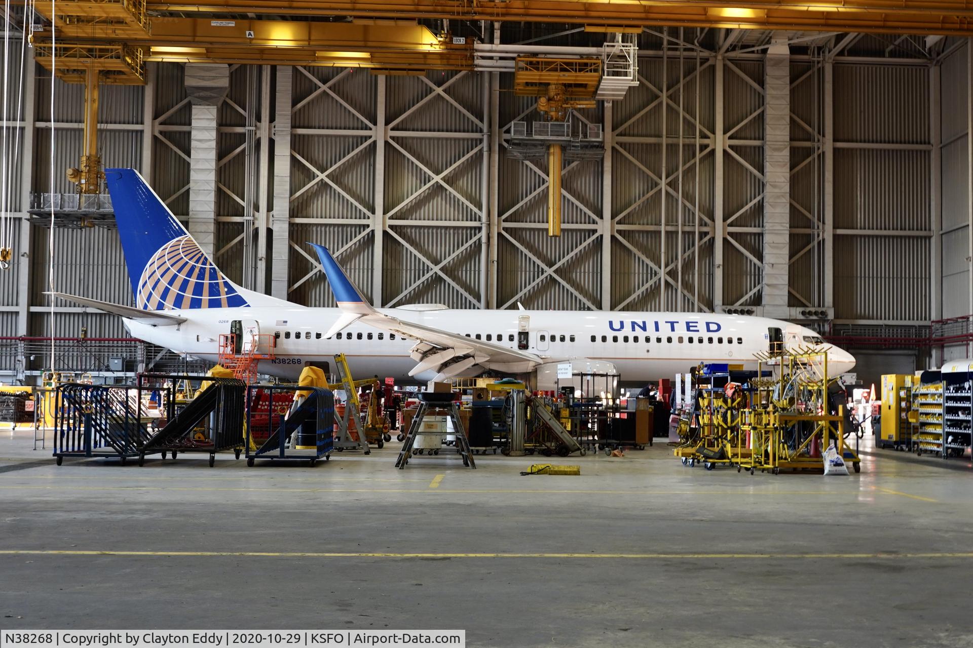 N38268, 2001 Boeing 737-824 C/N 31587, SFO 2020.