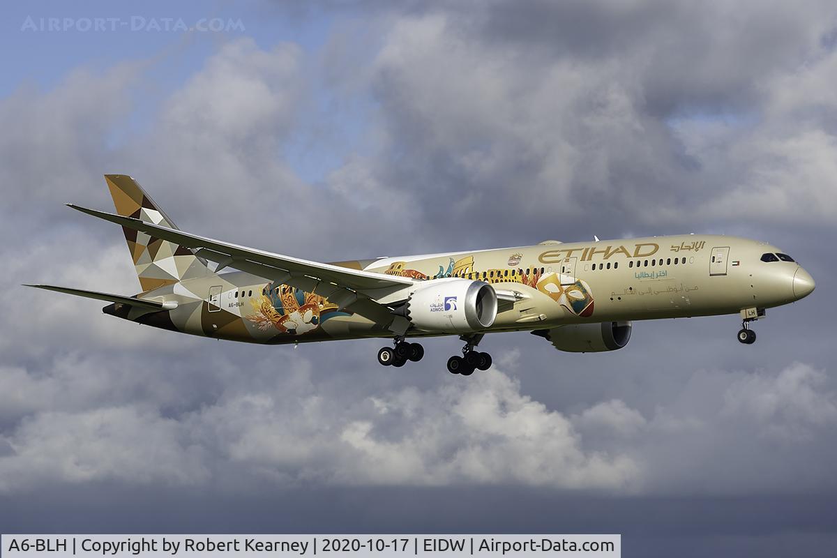 A6-BLH, 2016 Boeing 787-9 Dreamliner C/N 39653, Short final r/w 10