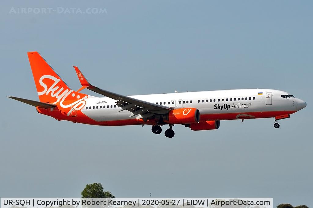 UR-SQH, 2004 Boeing 737-86Q C/N 30292, Short final r/w 10