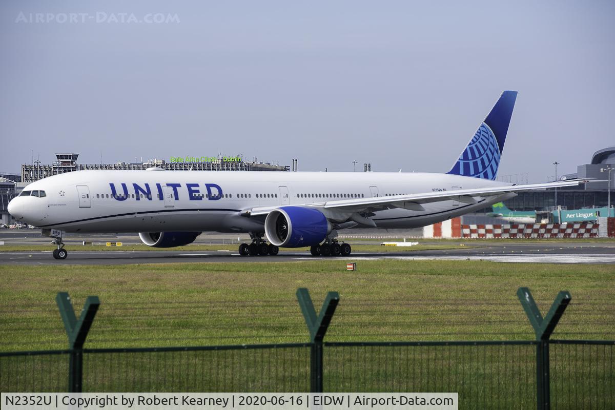 N2352U, 2020 Boeing 777-300/ER C/N 66592, Lining up r/w 28