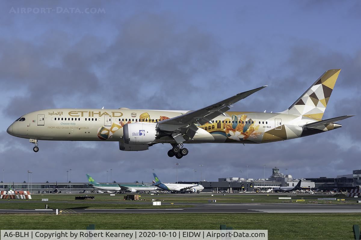 A6-BLH, 2016 Boeing 787-9 Dreamliner C/N 39653, Short final r/w 28