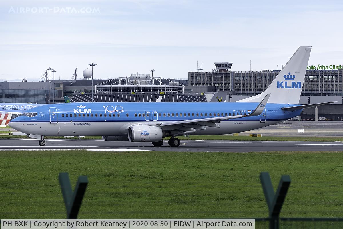PH-BXK, 2000 Boeing 737-8K2 C/N 29598, Lining up r/w 28