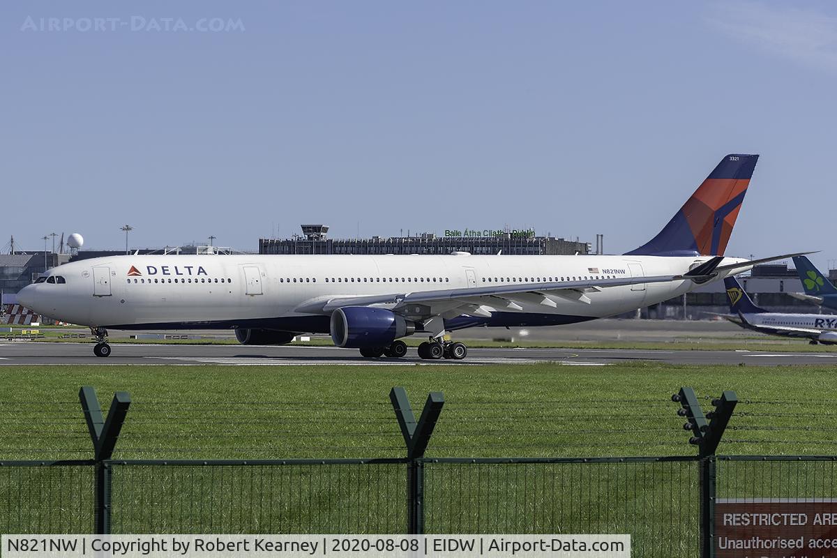 N821NW, 2007 Airbus A330-323 C/N 0865, Lining up r/w 28