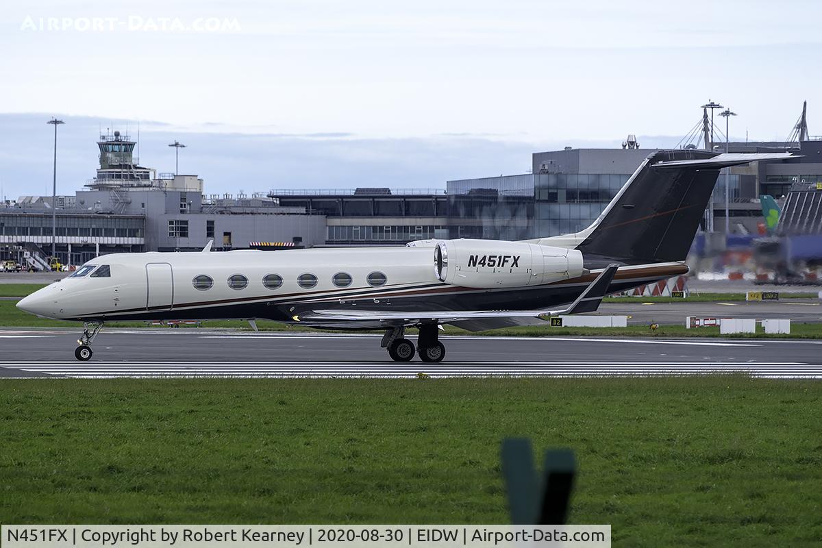 N451FX, 2015 Gulfstream Aerospace GIV-X (G450) C/N 4332, Lining up r/w 28