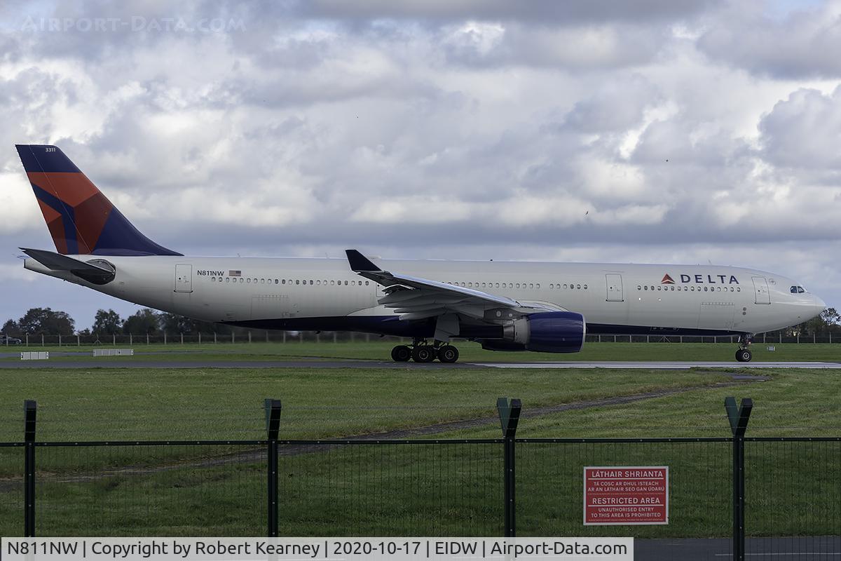 N811NW, 2005 Airbus A330-323 C/N 0690, Lining up r/w 10