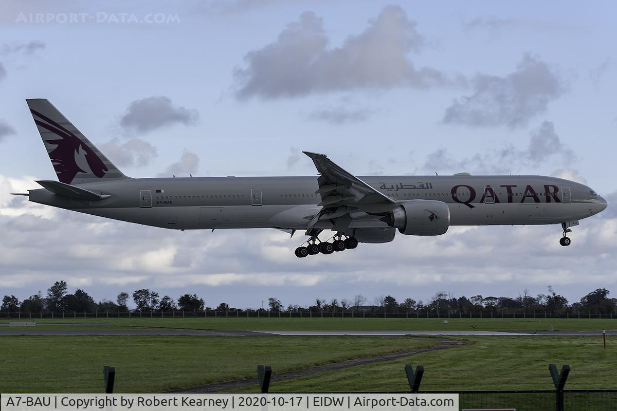 A7-BAU, 2013 Boeing 777-3DZ/ER C/N 41739, Short final r/w 10