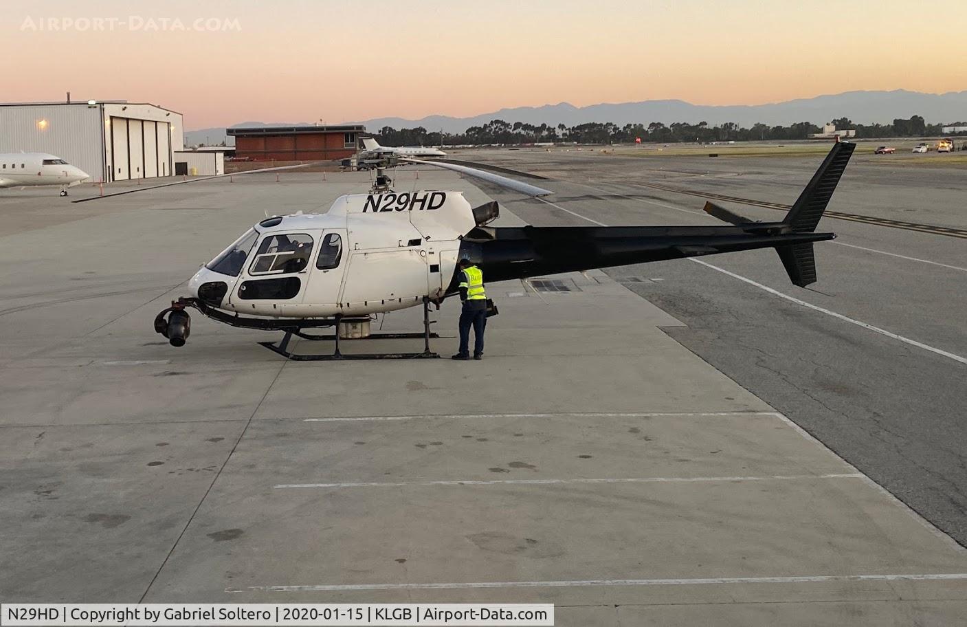 N29HD, 1995 Eurocopter AS-350B-2 Ecureuil Ecureuil C/N 2874, SKY2/9 getting fuel after a morning news cruise.