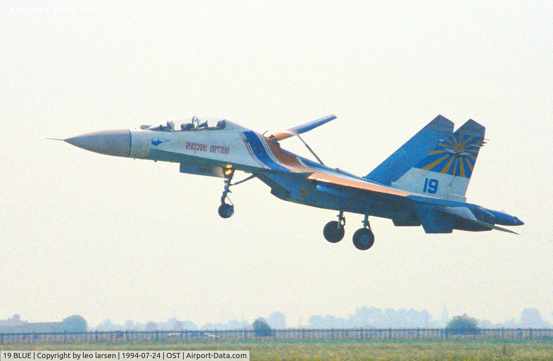 19 BLUE, Sukhoi Su-27UB C/N 1040807, Ostende Air Show 24.7.1994