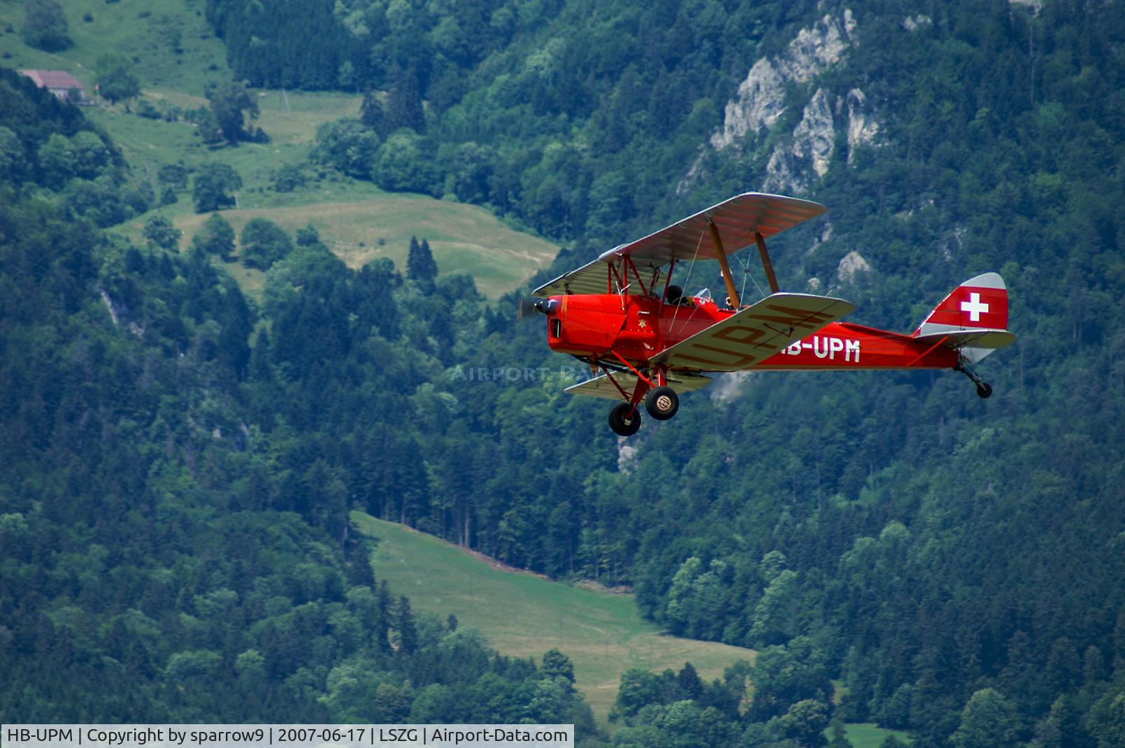 HB-UPM, 1942 De Havilland New Zealand DH-82A Tiger Moth C/N DHNZ135, Taking-off from Grenchen.