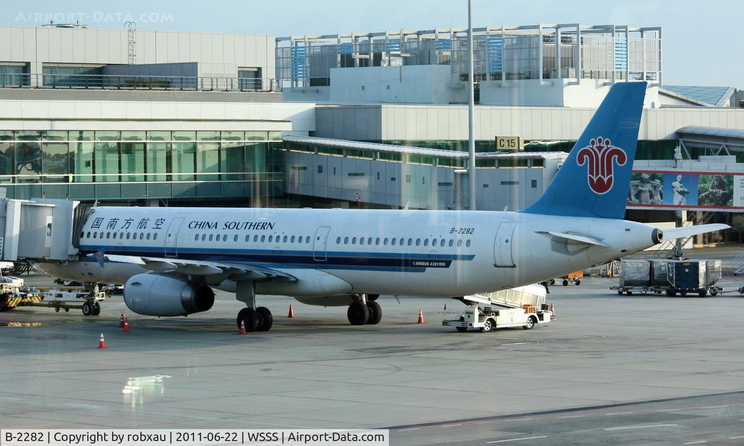 B-2282, 2002 Airbus A321-200 C/N 1776, B-2282 awaits its next load of passengers from Changi