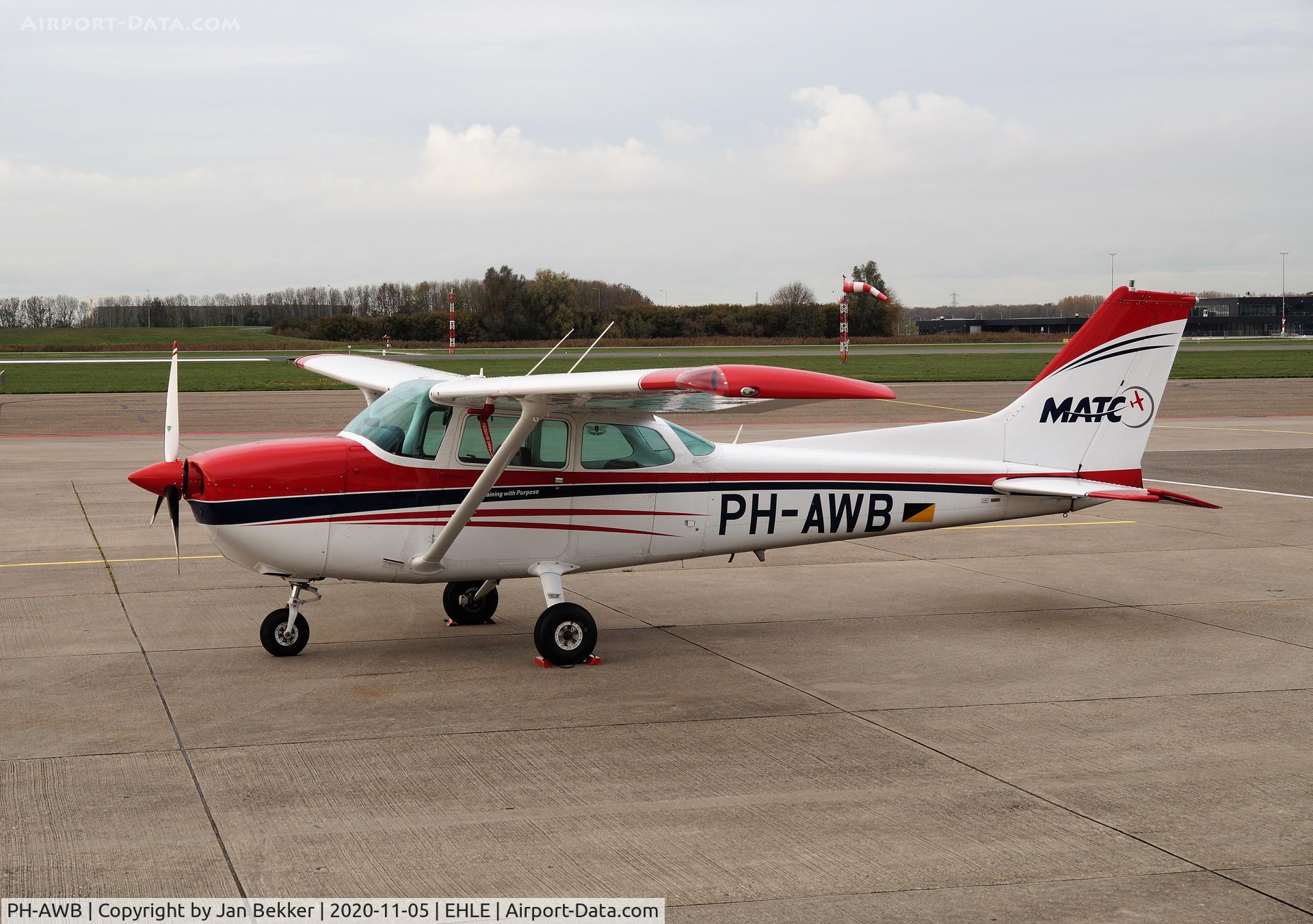 PH-AWB, Cessna 172N C/N 17272082, Lelystad Airport