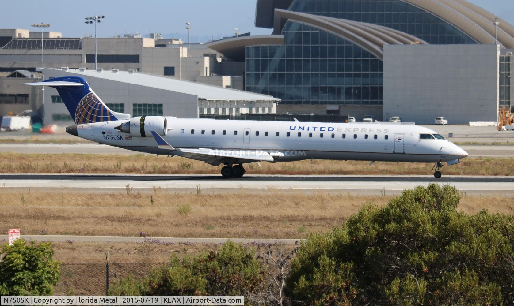 N750SK, 2005 Bombardier CRJ-701ER (CL-600-2C10) Regional Jet C/N 10207, LAX spotting 2016
