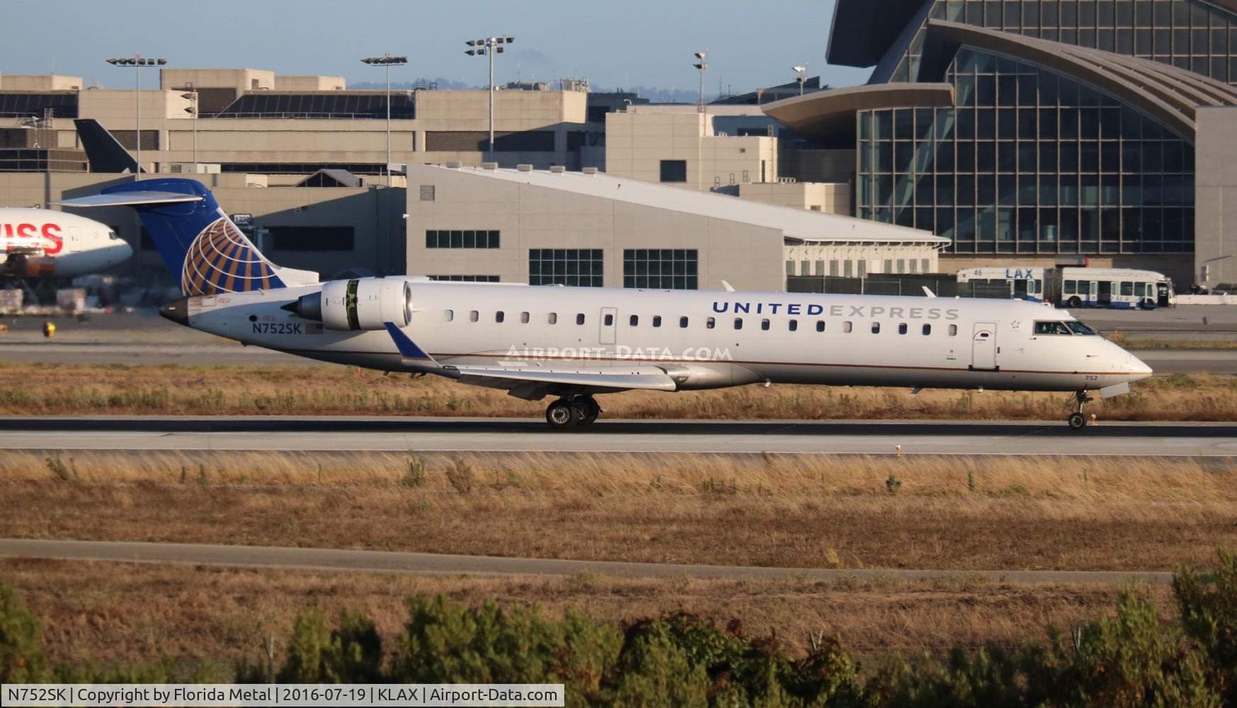 N752SK, 2005 Bombardier CRJ-701ER (CL-600-2C10) Regional Jet C/N 10209, LAX spotting 2016