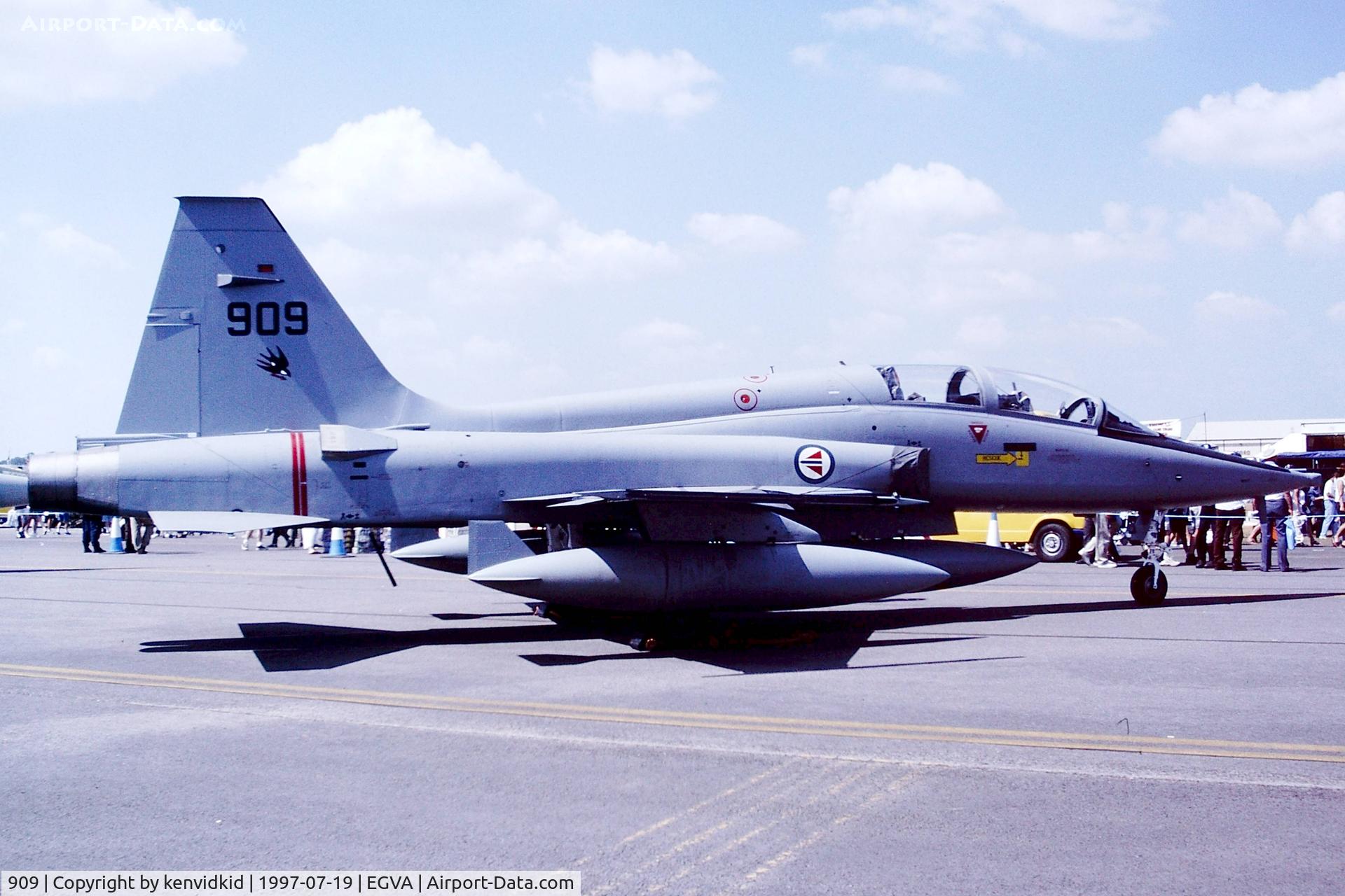 909, 1967 Northrop F-5B Freedom Fighter C/N N.9012, At the 1997 Royal International Air Tattoo.