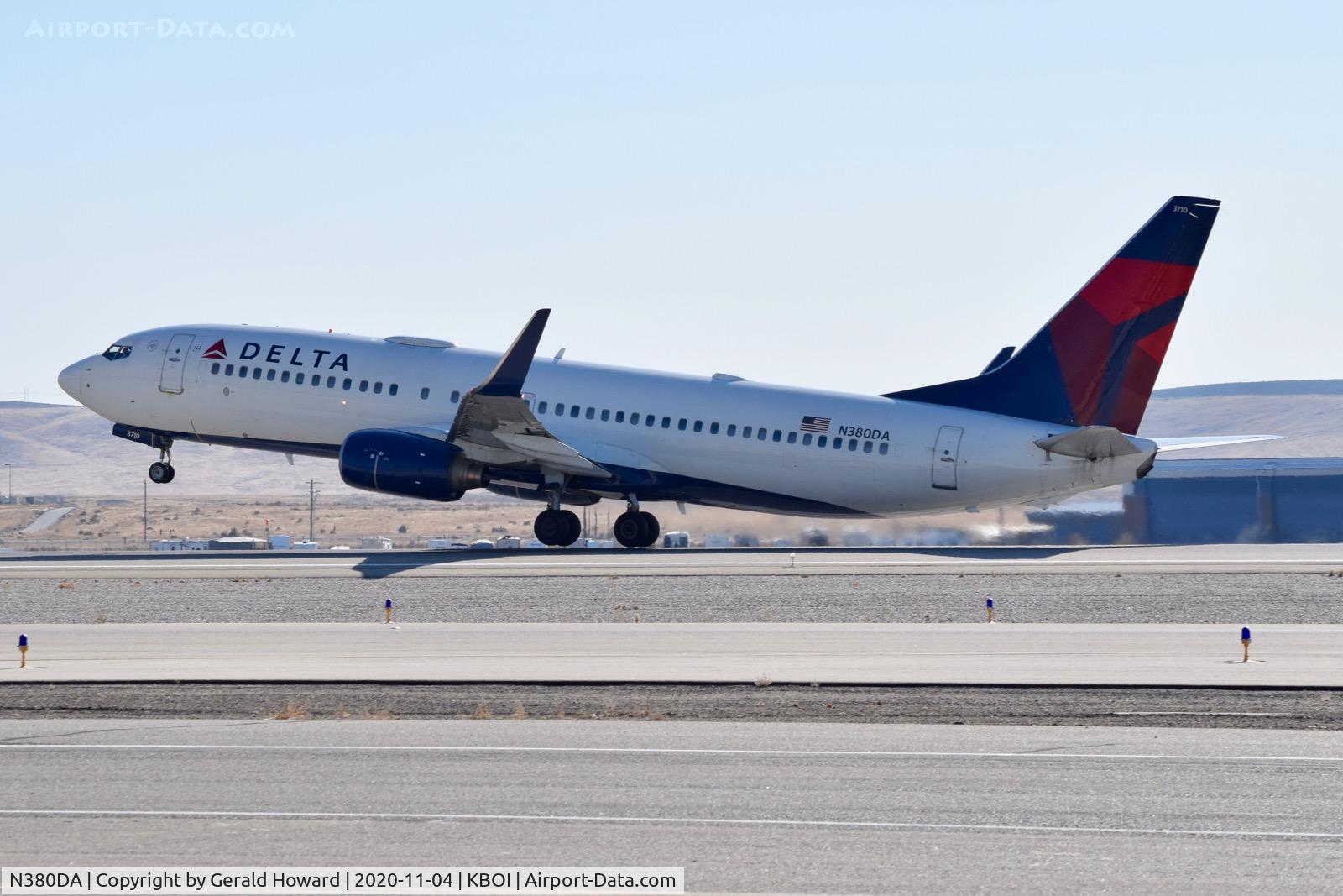 N380DA, 1999 Boeing 737-832 C/N 30266, Take off from 10L.