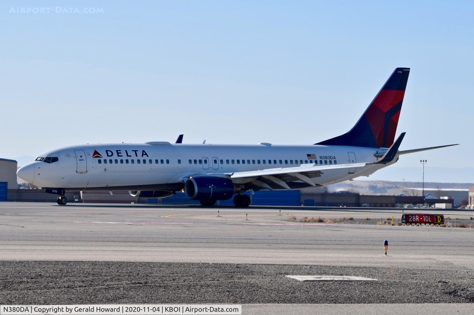 N380DA, 1999 Boeing 737-832 C/N 30266, On 10L.