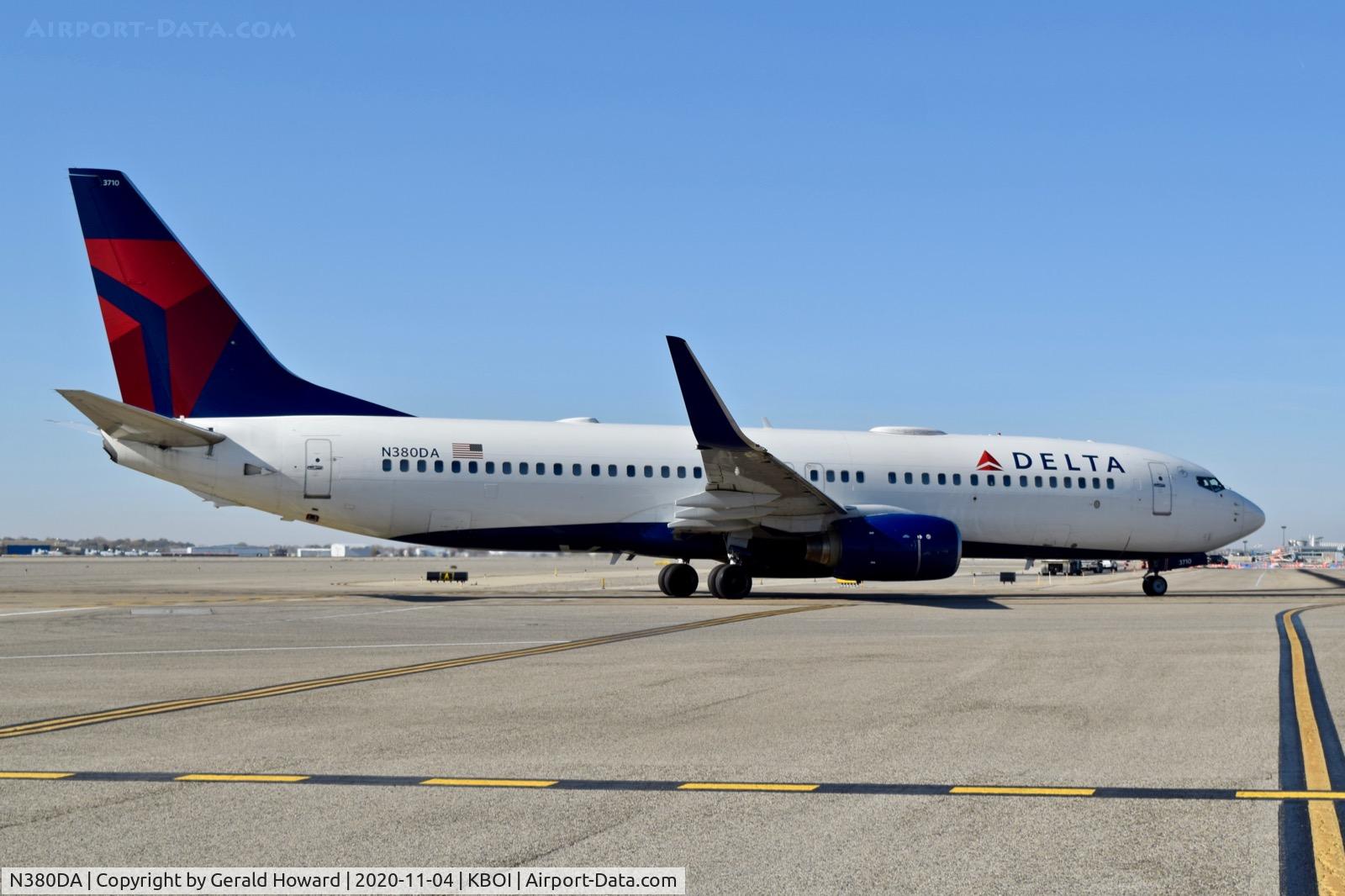 N380DA, 1999 Boeing 737-832 C/N 30266, Taxi to the gate.