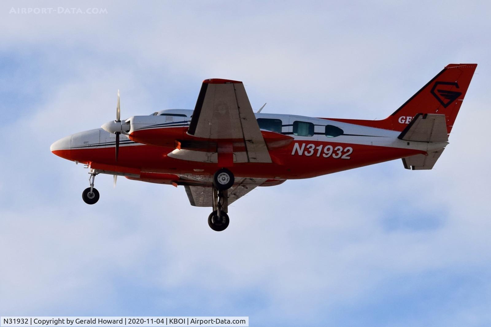 N31932, 1973 Piper PA-31-350 Chieftain C/N 31-7405144, Departing BOI.