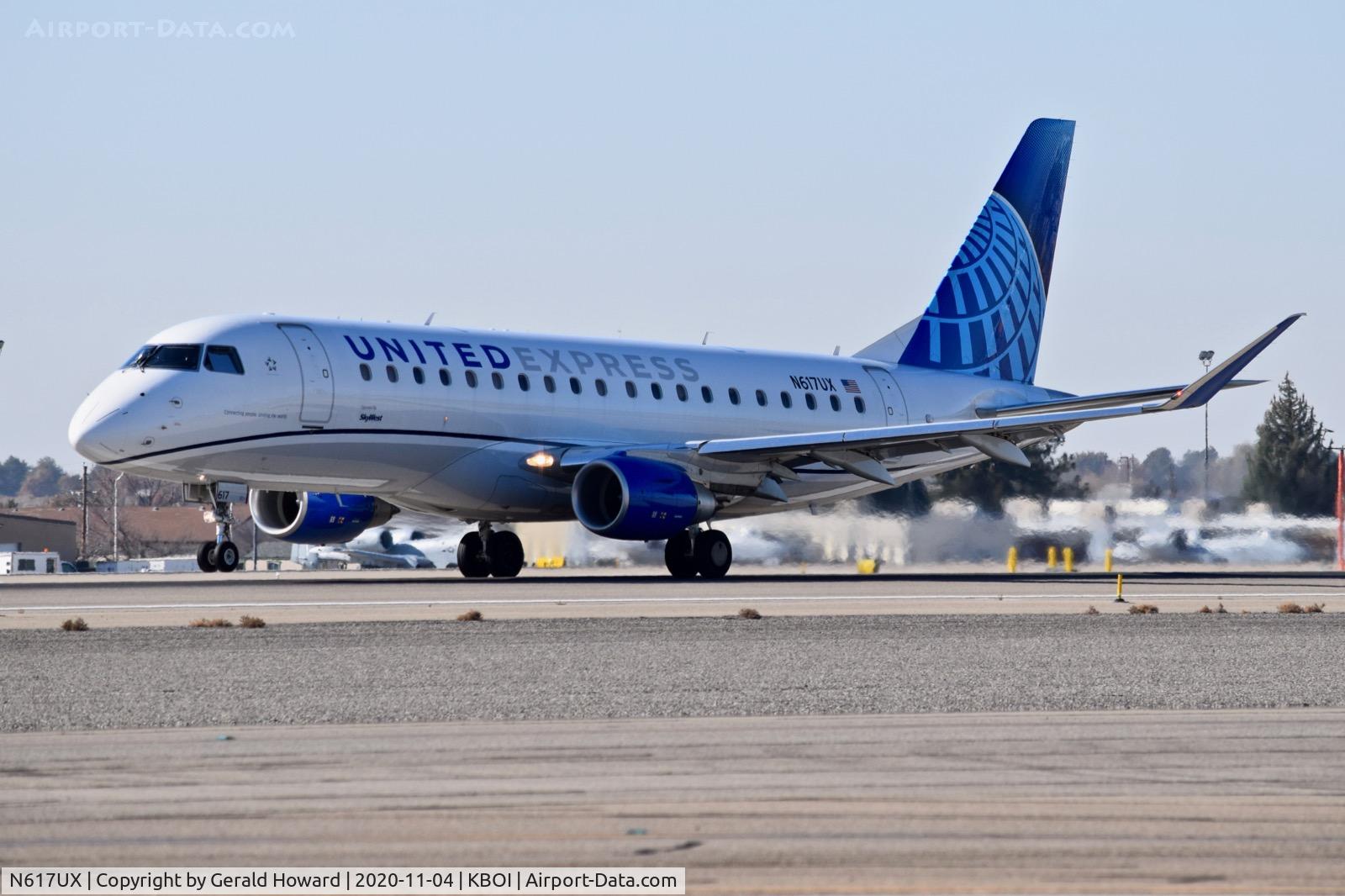 N617UX, 2019 Embraer 175LR (ERJ-170-200LR) C/N 17000819, Take off run on 10L.